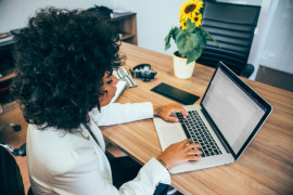 Saiba como evitar dores e proteger a coluna em frente ao computador Saiba como evitar dores e proteger a coluna em frente ao computador